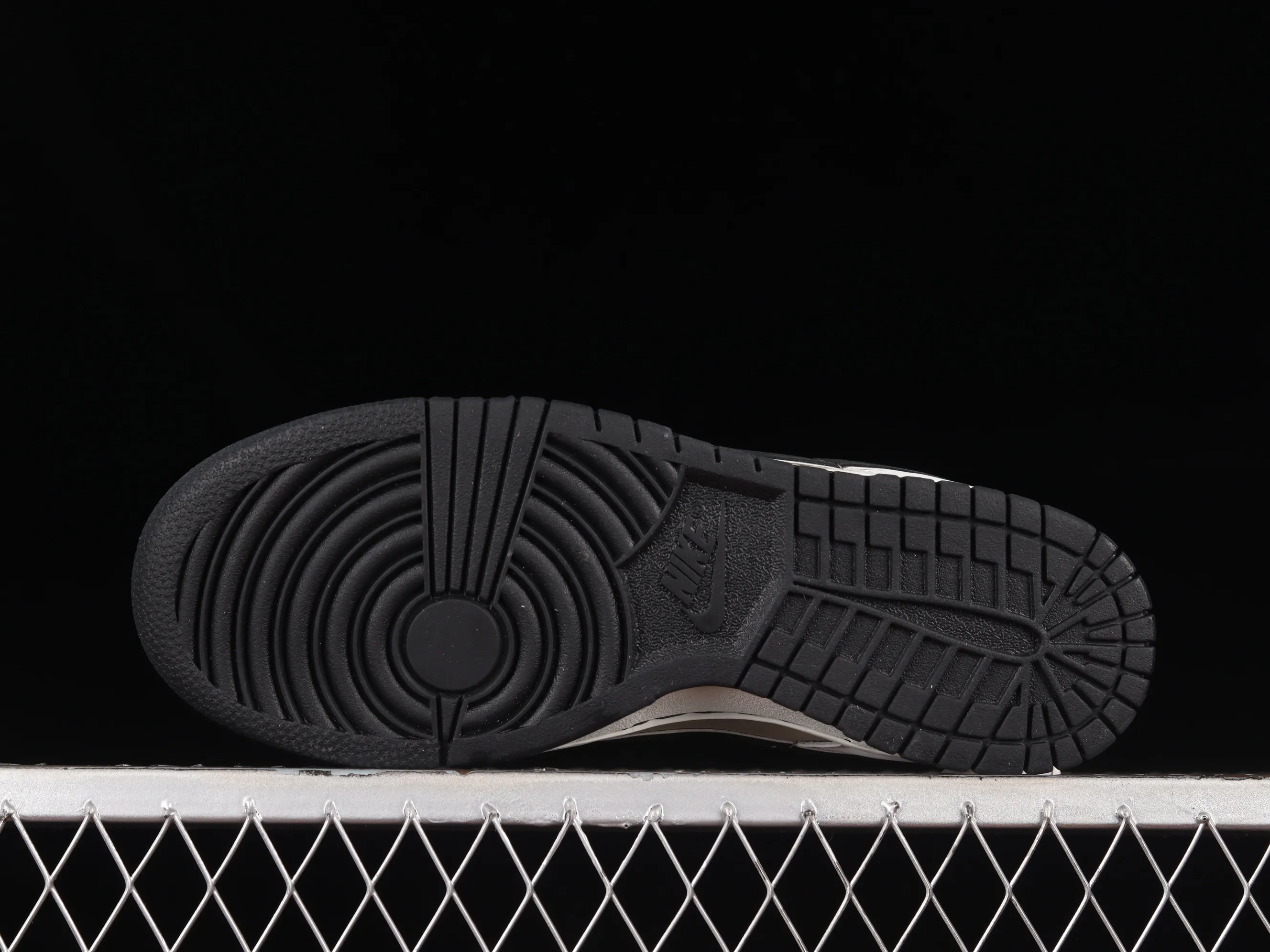 All Categories Nk SB Dunk Series Nk SB Dunk Low Low-top sneakers Otomo Katsuhiro x Nk SB Dunk Low "Steamboy OST" Otomo Katsuhiro co-branded SB low-top sports and leisure sneakers LF0039-037